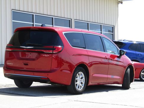 Used 2025 Chrysler Pacifica Select FWD image 3