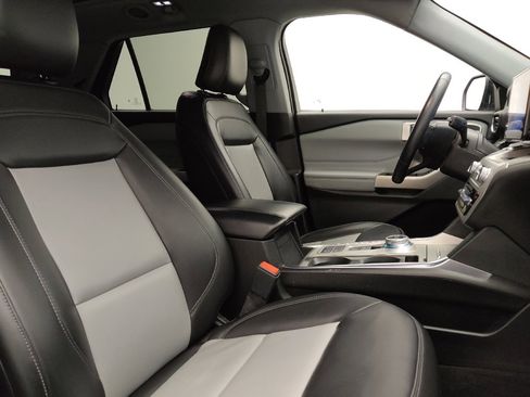 Used 2022 Ford Explorer XLT w/ Equipment Group 202A RWD image 21