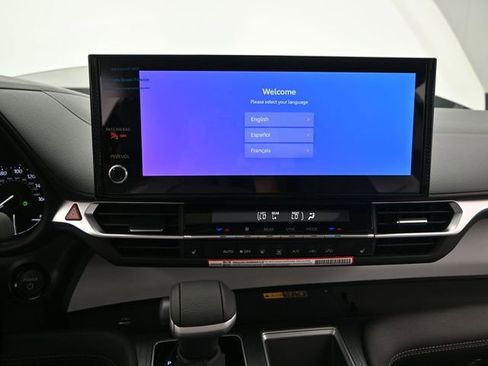 Used 2026 Toyota Sienna XLE FWD image 6