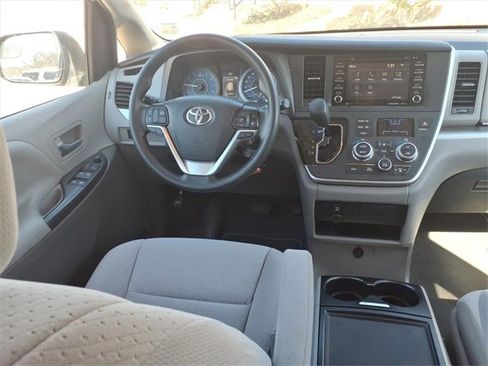 Used 2020 Toyota Sienna LE image 5