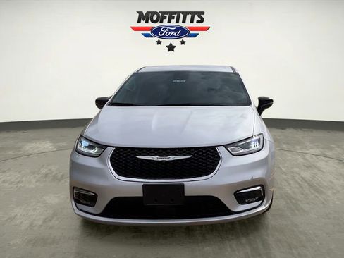 Used 2024 Chrysler Pacifica Touring-L image 7