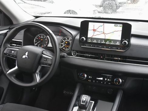 Used 2024 Mitsubishi Outlander SE image 2