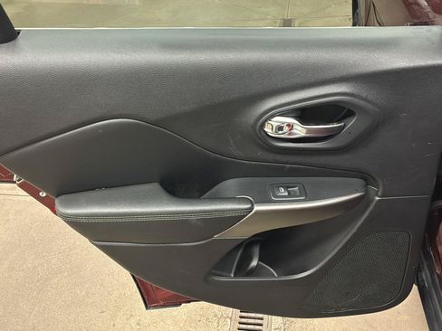 Used 2020 Jeep Cherokee Limited w/ Technology Group FWD image 28