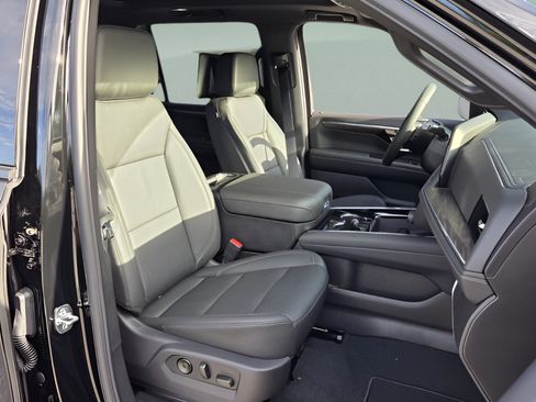New 2026 Chevrolet Suburban Z71 w/ Z71 Off-Road Package AWD/4WD image 19