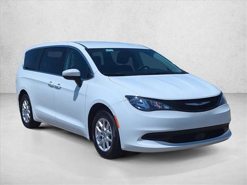 Used 2023 Chrysler Voyager LX FWD image 3