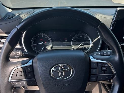 Used 2021 Toyota Highlander XLE AWD/4WD image 12