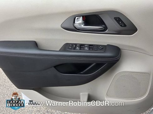 Used 2023 Chrysler Pacifica Touring-L FWD image 31