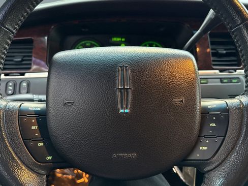 Used 2007 Lincoln Town Car Executive L image 13