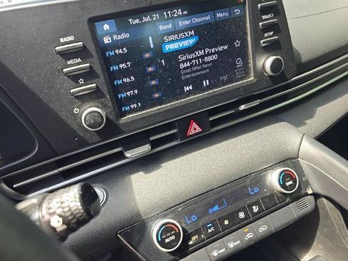 Used 2022 Hyundai Elantra SEL FWD image 8