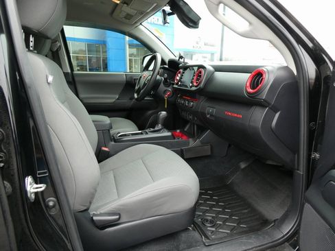 Used 2020 Toyota Tacoma SR image 15