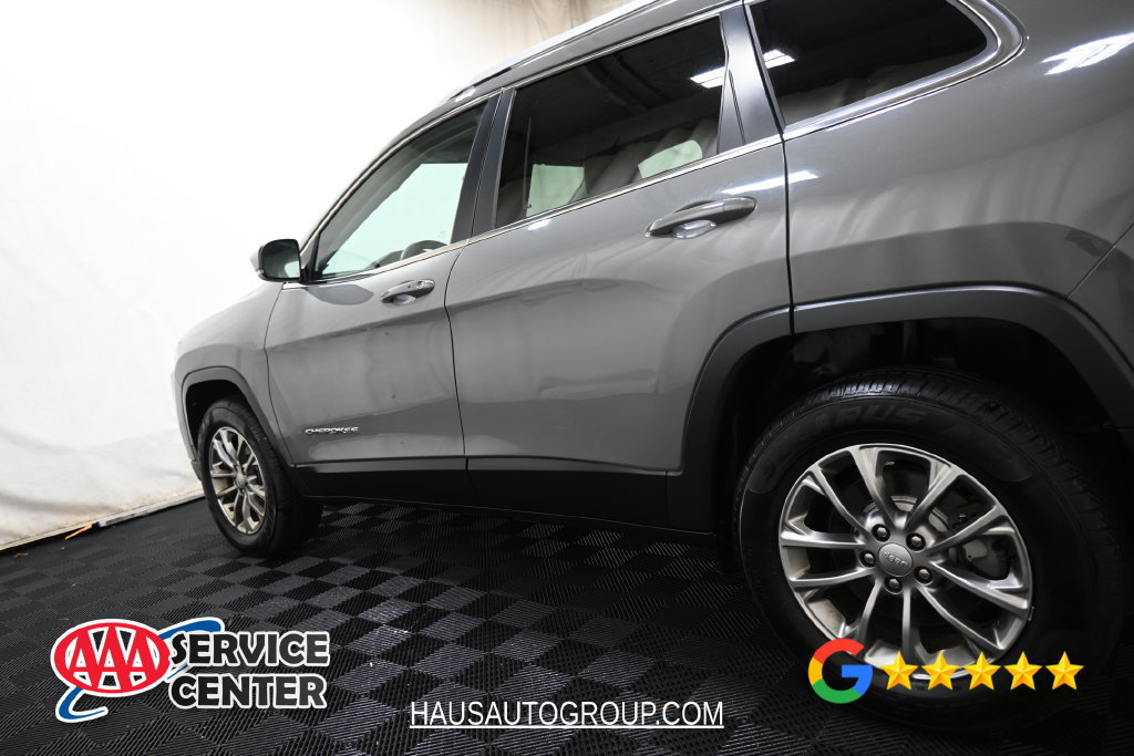 Used 2019 Jeep Cherokee Latitude Plus w/ Cold Weather Group AWD/4WD image 11