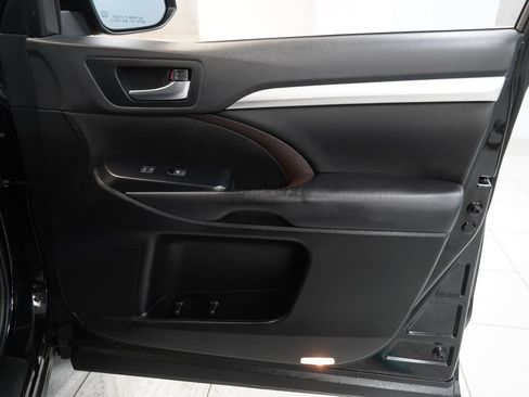 Used 2019 Toyota Highlander XLE AWD/4WD image 38
