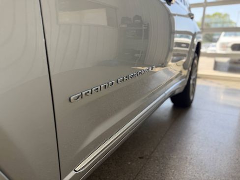 Used 2022 Jeep Grand Cherokee Summit w/ Luxury Tech Group V AWD/4WD image 59