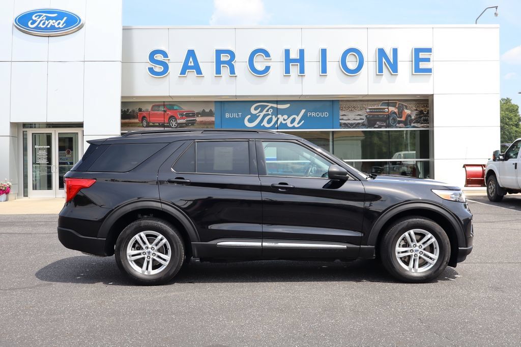 Used 2024 Ford Explorer XLT w/ Equipment Group 202A AWD/4WD image 2