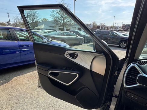 Used 2025 Kia Soul LX w/ LX Technology Package image 18