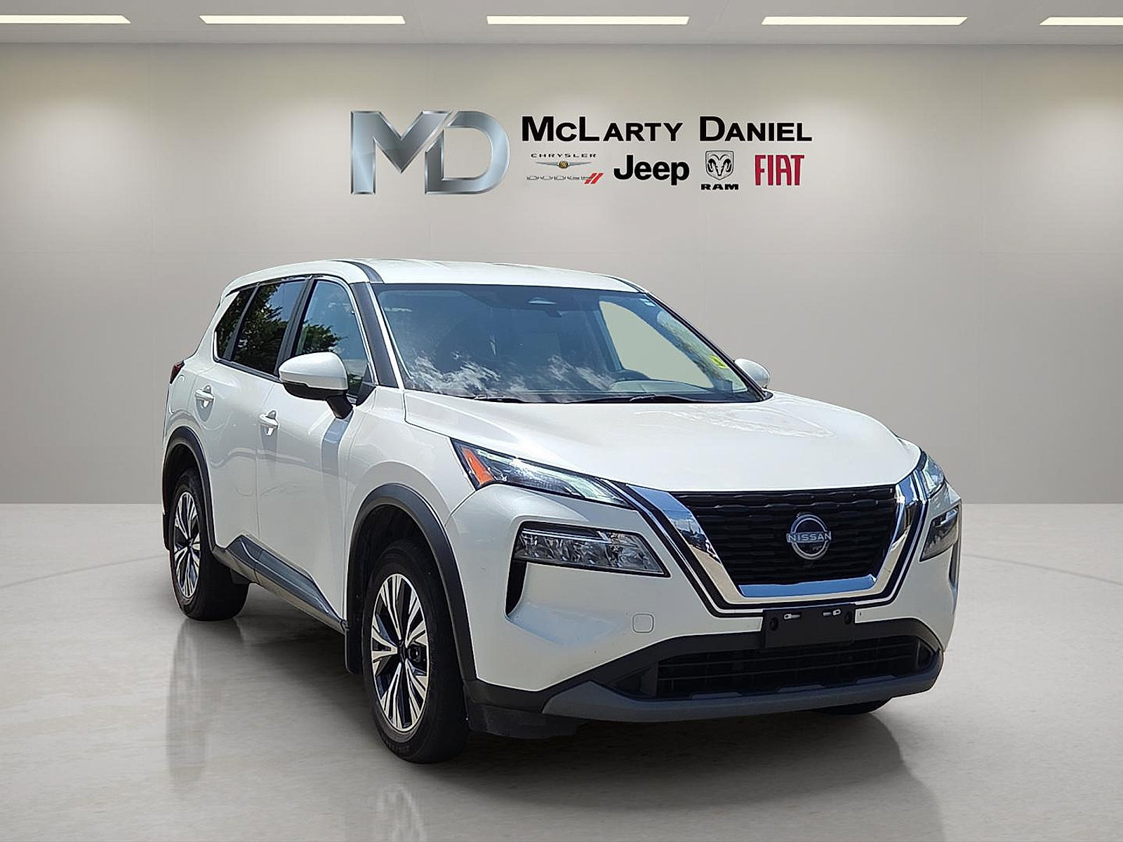 Used 2023 Nissan Rogue SV FWD image 1