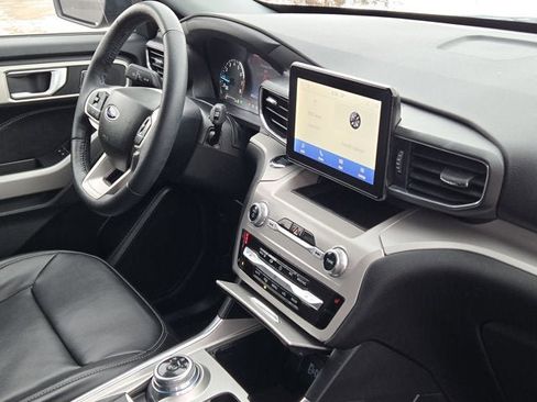 Used 2023 Ford Explorer XLT w/ Equipment Group 202A image 5