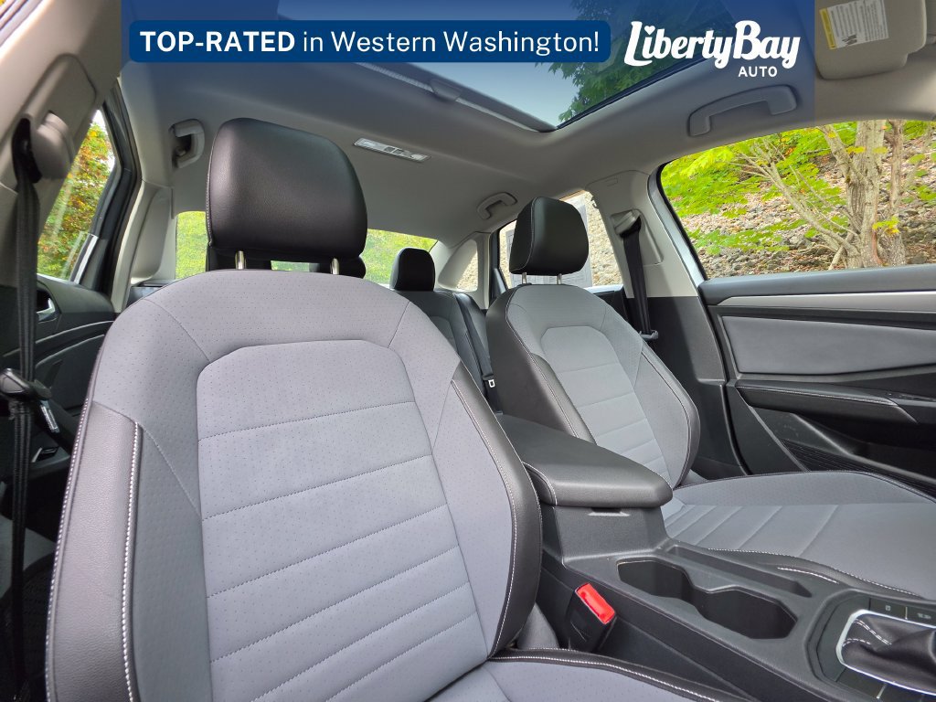 Used 2025 Volkswagen Jetta SE FWD image 18