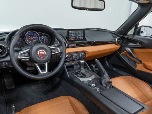 Used 2018 FIAT 124 Spider Lusso w/ Convenience Group image 17