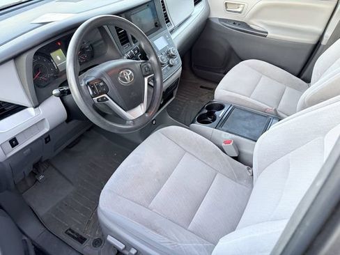 Used 2015 Toyota Sienna LE FWD image 3