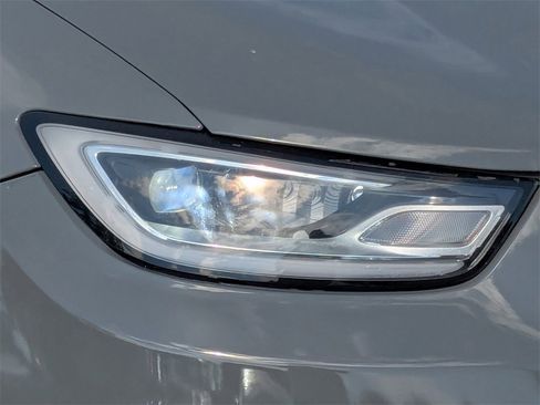 Used 2022 Chrysler Pacifica Touring-L image 9