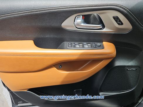 Used 2024 Chrysler Pacifica Pinnacle FWD image 23