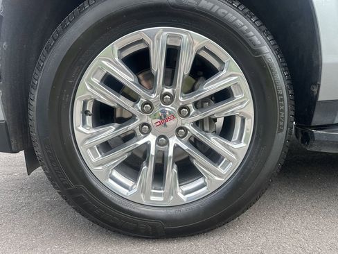 Used 2024 GMC Yukon SLT w/ SLT Luxury Package image 9