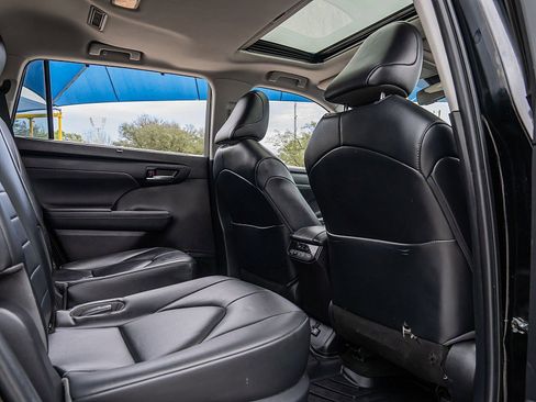 Used 2023 Toyota Highlander XLE image 23