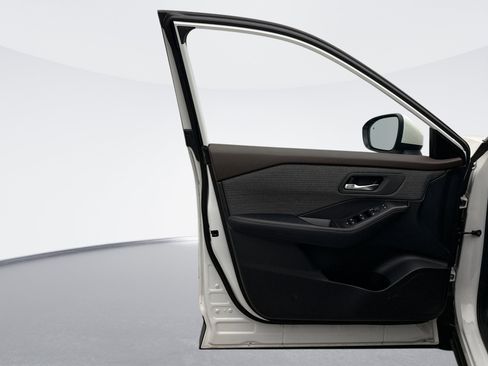 Used 2023 Nissan Rogue SV image 9