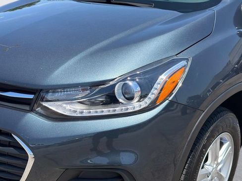 Used 2022 Chevrolet Trax LT w/ LT Convenience Package AWD/4WD image 9