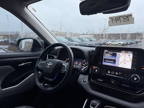 Used 2020 Toyota Highlander XLE image 21