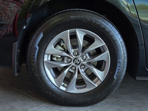 Certified 2026 Toyota Sienna XLE FWD image 5