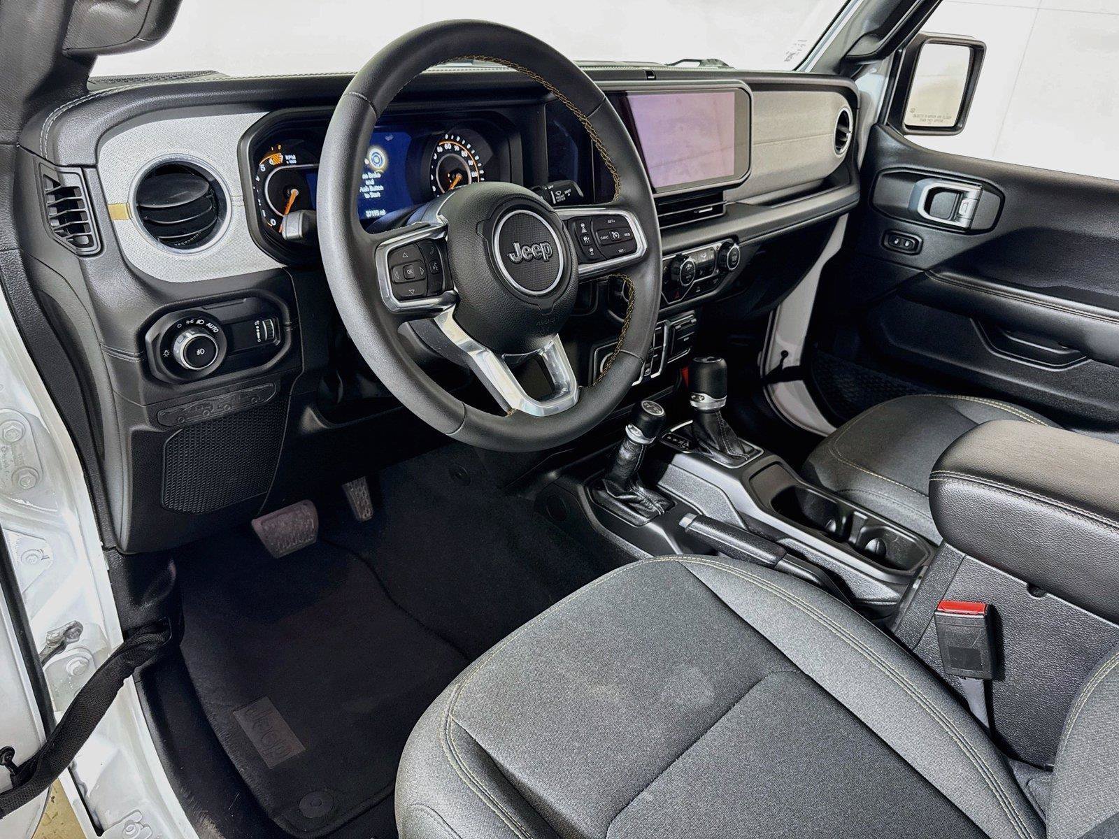 Used 2025 Jeep Wrangler Unlimited Sahara AWD/4WD image 36