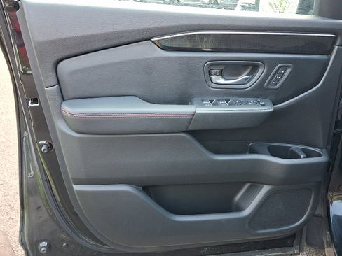 Used 2025 Honda Pilot Black Edition image 12