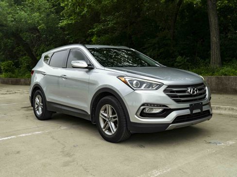 Used 2017 Hyundai Santa Fe Sport FWD image 2