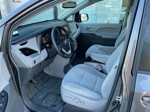 Used 2015 Toyota Sienna LE image 14