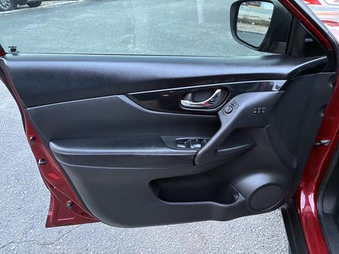 Used 2019 Nissan Rogue SL w/ Premium Package image 13