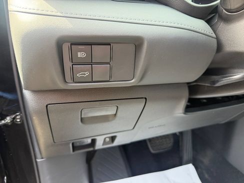 Used 2021 Toyota Highlander XLE AWD/4WD image 34
