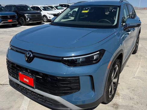 Certified 2025 Volkswagen Tiguan SE FWD image 3