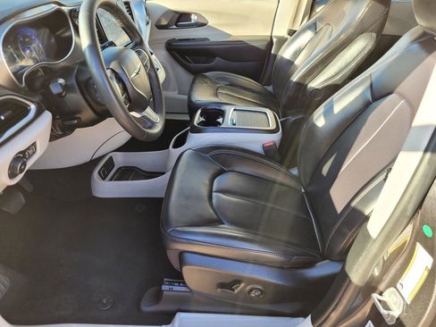 Used 2023 Chrysler Pacifica Touring-L image 21