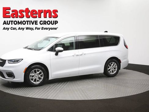 Used 2023 Chrysler Pacifica Touring-L FWD image 58