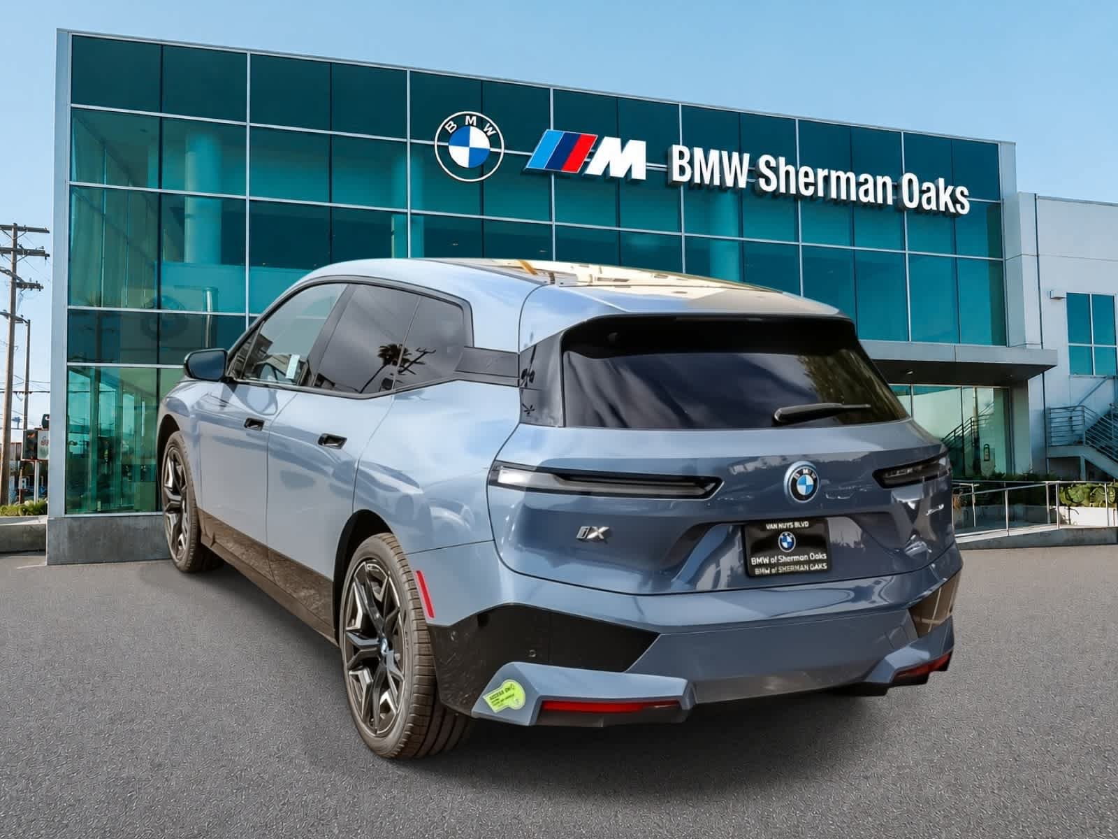 Used 2024 BMW iX xDrive50 w/ Sport Package AWD/4WD image 6