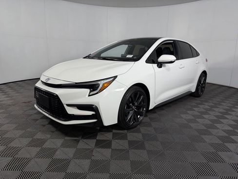 Used 2025 Toyota Corolla SE w/ Convenience Package image 3