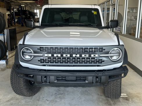 New 2026 Ford Bronco Badlands w/ Sasquatch Package AWD/4WD image 3