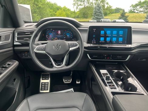 Certified 2025 Volkswagen Atlas Cross Sport SEL R-Line AWD/4WD image 19