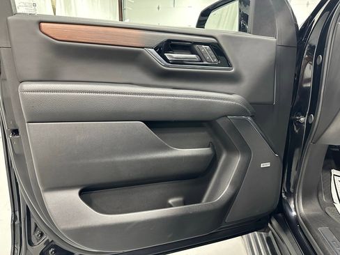 Used 2025 GMC Yukon XL Denali w/ Sun & Power Step Package image 8