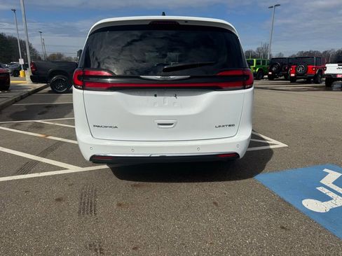 Used 2023 Chrysler Pacifica Limited FWD image 8
