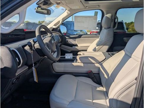 New 2025 Ford Expedition Active image 15