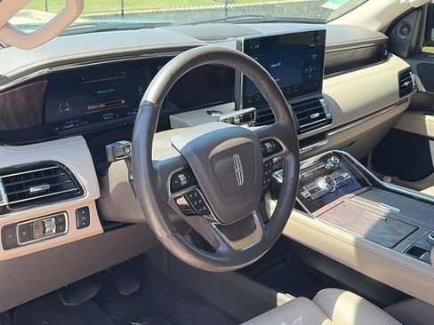 Used 2023 Lincoln Navigator 4WD image 17
