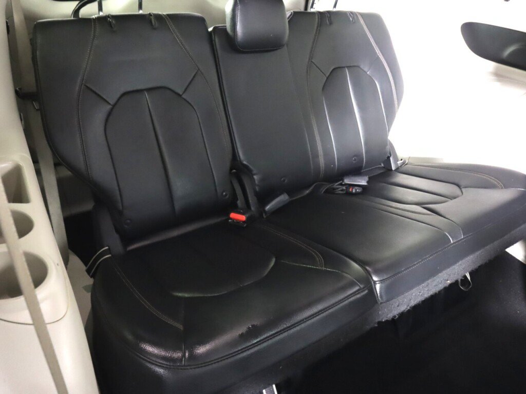 Used 2017 Chrysler Pacifica Touring-L FWD image 40